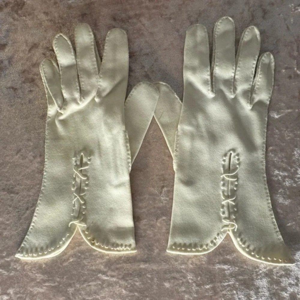 Vintage cream colored women’s gloves. #5